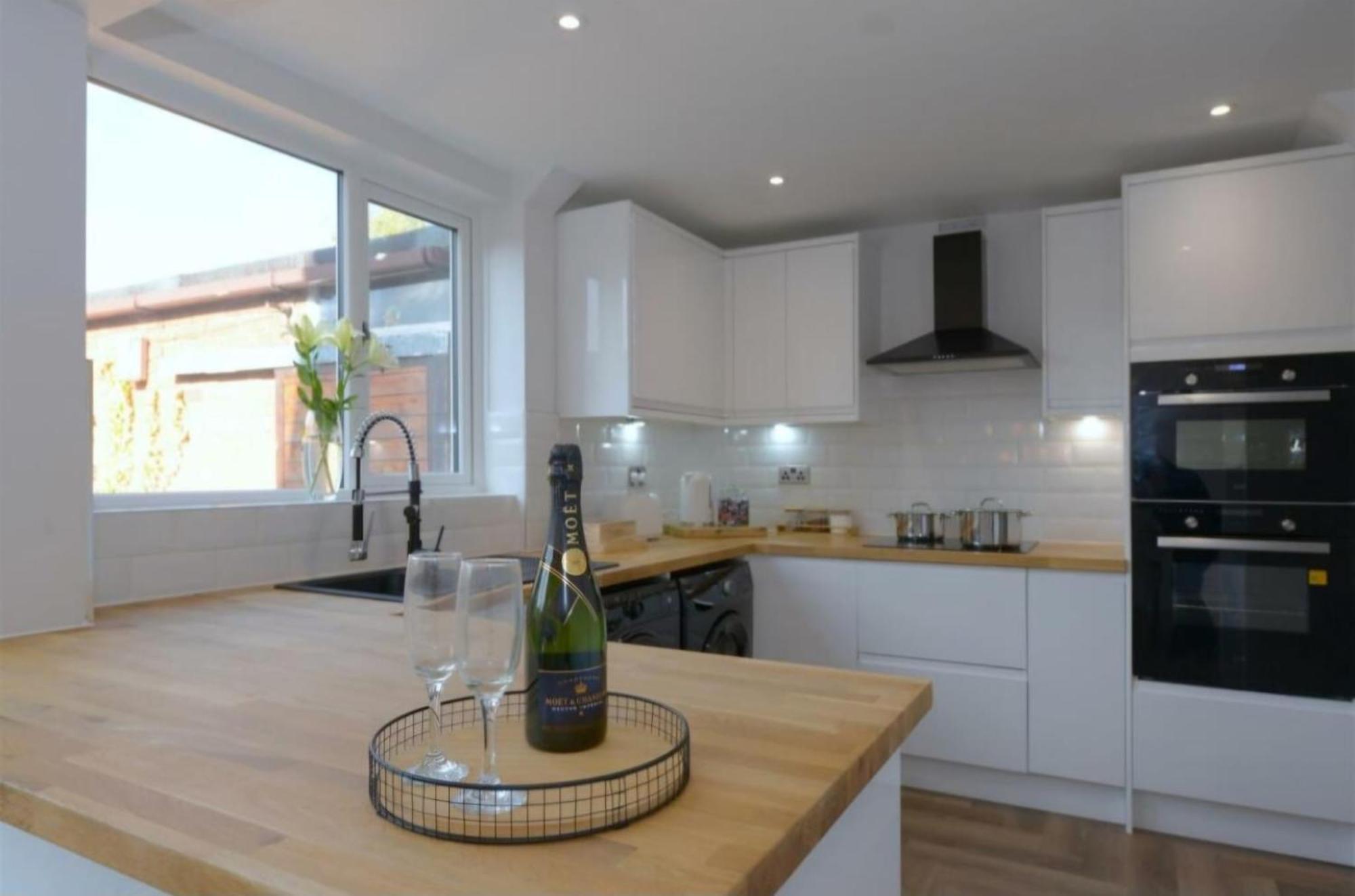 Modern 3 Bedroom Property With Free Driveway Parking By Shire Stays Shrewsbury Exteriér fotografie