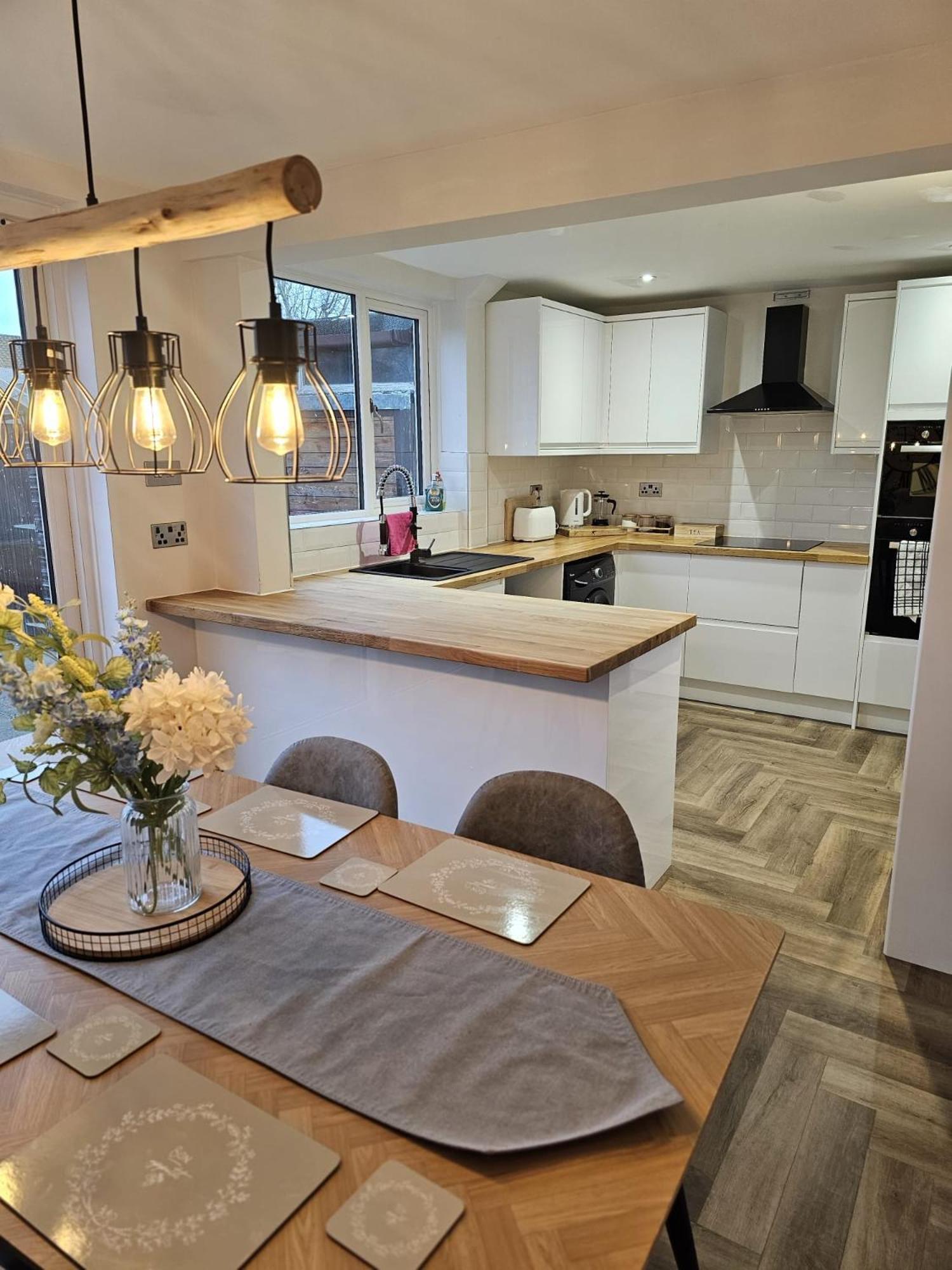 Modern 3 Bedroom Property With Free Driveway Parking By Shire Stays Shrewsbury Exteriér fotografie